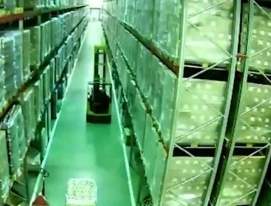 Απίστευτο: Με μια μόνο λάθος κίνηση διέλυσε μια τεράστια αποθήκη (βίντεο)